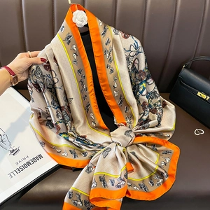 Texture détaillée d'un foulard en soie avec imprimé papillon et motifs losanges