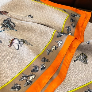 Châle en soie vintage avec imprimés papillons et bordures orange pour l'été
