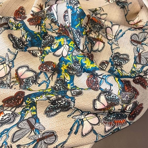 Élégant foulard en soie avec imprimé floral vintage et papillons colorés sur beige