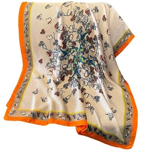 Châle en soie avec imprimé floral vintage, arbre aux papillons bleus et bordure orange