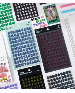 Vue détaillée d'autocollants alphabet 3D colorés pour scrapbooking créatif et DIY