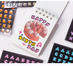 Déco créative de carnet avec autocollants alphabet en PET colorés sur papier à carreaux
