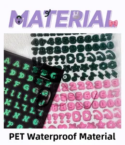 Vue macro d'autocollants PET imperméables avec lettres, chiffres et gouttes d'eau