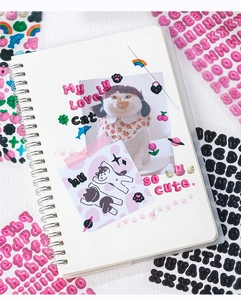 Détails d'autocollants 3D colorés et motifs de lettres mignons sur un carnet de notes
