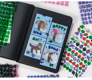 Gros plan d'autocollants 3D de chats et lettres colorées sur carnet avec texture époxy