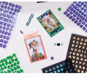 Détail macro d'autocollants alphabet 3D colorés pour la décoration créative de photos DIY