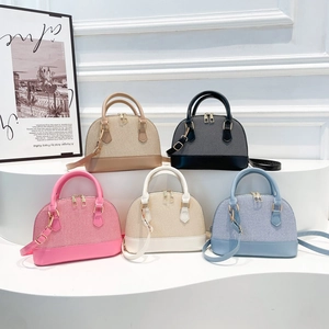 Minimalist shell-shaped handbags in five colors with woven texture and gold zippers