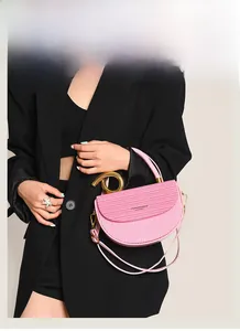 Rosa Satteltasche mit plissierter Textur und stilvollem runden Goldmetallgriff