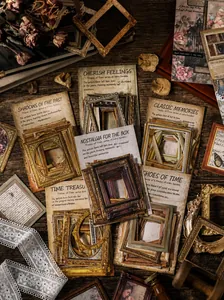 Makroansicht von Vintage-Scrapbook-Stickern mit antiken Rahmendesigns auf dunklem Holz