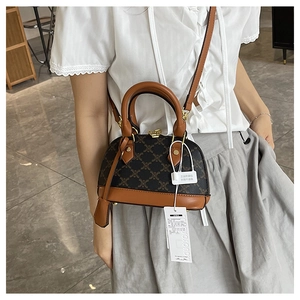 Vista dettagliata della borsa vintage con monogramma marrone e tracolla in pelle