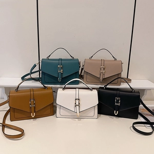 Retro square handbags in leather with gold buckles and adjustable straps in five colors
