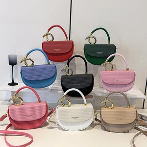 Plissierte Halbmond-Satteltaschen in acht Farben mit Goldringgriffen und Riemen