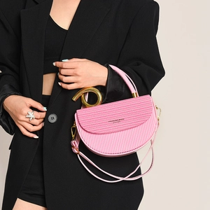 Rosa Satteltasche mit spiralförmigem Metallgriff und plissierter Lederstruktur Damen
