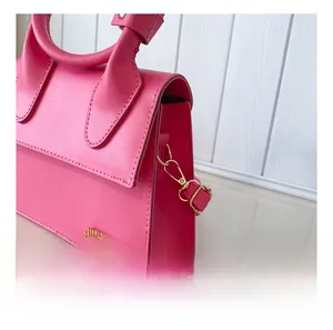 Détail du sac fuchsia en similicuir avec crochets dorés et coutures précises