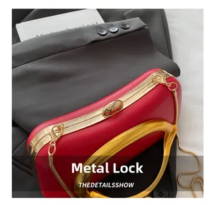 Vue détaillée du sac de soirée rouge avec poignée anneau dorée et fermoir chic