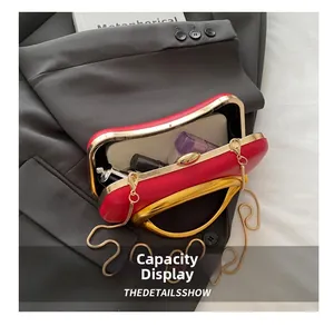 Vue détaillée de la capacité intérieure du sac de soirée rouge avec chaîne métallique