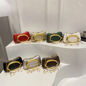 Pochette de soirée élégante avec poignée C dorée en sept couleurs pour mariages et fêtes