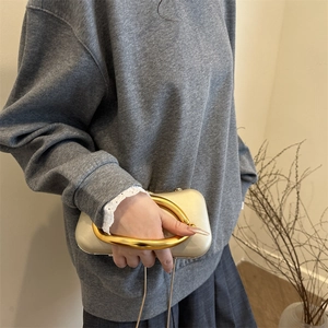 Pochette élégante en métal doré avec poignée circulaire et bandoulière pour soirée