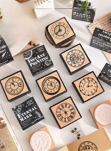 Macro-detail van een retro klokpatroon op een premium beukenhouten stempel voor journals