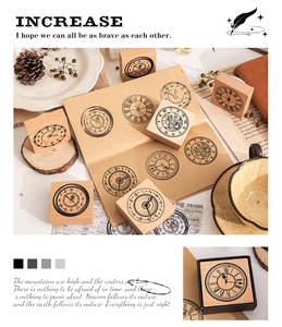 Macro-opname van vintage houten stempels met klokmotieven op antiek papier