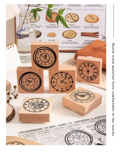 Detail van zes vintage houten stempels met klokmotieven gemaakt van hoogwaardig beukenhout