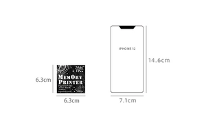 Groottevergelijking van de retro vierkante houten stempel naast een iPhone 12-omtrek