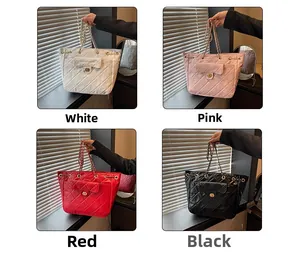 Vue détaillée de sacs bowling en cuir matelassé en blanc, rose, rouge et noir
