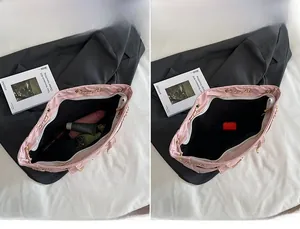 Vue détaillée du sac bandoulière rose matelassé montrant le rangement interne spacieux