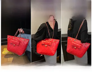 Trois façons de porter ce sac rouge matelassé : à la main, à l'épaule ou en bandoulière