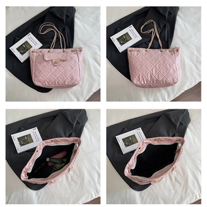 Sac fourre-tout rose matelassé avec chaîne dorée montrant l'intérieur pour téléphone