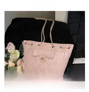 Détail du sac cabas rose matelassé en similicuir avec fermoir rotatif doré et chaîne