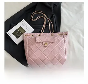 Détail du cabas matelassé rose avec fermoir rotatif doré et bandoulière en chaîne