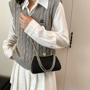 Elegant black glitter evening bag with gold frame and pearl clasp for elegant women