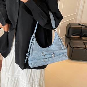 Sac sous le bras en denim bleu clair pour femme avec boucles argentées décoratives