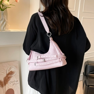 Sac croissant en jean rose chic avec ceintures à boucles et anneaux métalliques