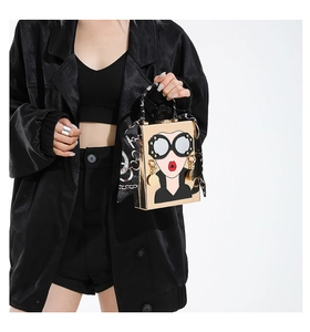 Pochette boîte dorée chic avec motif visage pop art et détail foulard en soie