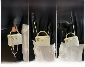 Τρεις τρόποι χρήσης για λευκή πλεκτή τσάντα κουτί με χρυσή λαβή και λουλούδι