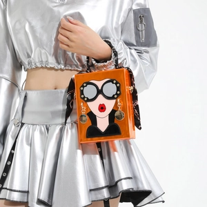 Sac à main boîte orange chic avec portrait de femme moderne et foulard sur l'anse