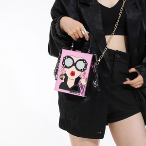 Sac boîte rose tendance avec motif dessin animé, chaîne dorée et foulard en soie