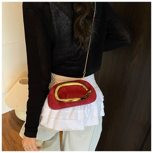 Βαθύ κόκκινο τσαντάκι με χρυσή αγκράφα πέταλο και αλυσίδα φορεμένο ως χιαστί