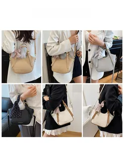 Sac seau à motif litchi avec foulard en soie présenté en plusieurs styles de porté