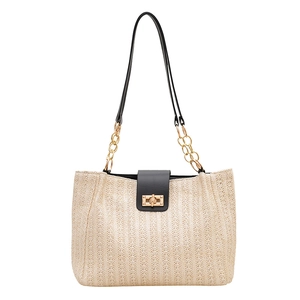 Sac cabas en paille tissée beige avec rabat en cuir noir et fermoir rotatif doré