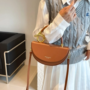 Sac à main demi-lune en cuir marron pour femme avec anneau métallique doré élégant