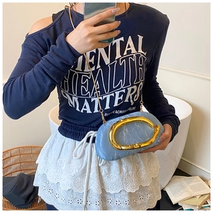 Mirror selfie με μπλε μαρμάρινη ακρυλική τσάντα με χρυσή λαβή πέταλο και αλυσίδα