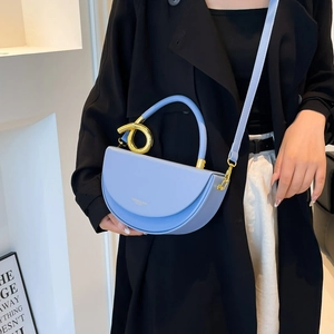 Sac à bandoulière demi-lune bleu clair avec anneau doré et bandoulière amovible