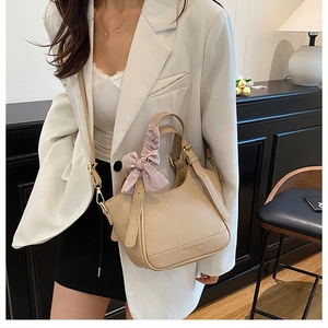 Détail du sac seau abricot avec foulard en soie et bandoulière réglable