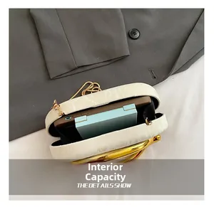 Εσωτερική χωρητικότητα λευκής τσάντας κουτί για κινητό τηλέφωνο και είδη μακιγιάζ