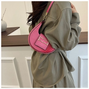 Borsa rosa a mezzaluna con trama a coccodrillo e dettagli in metallo dorato