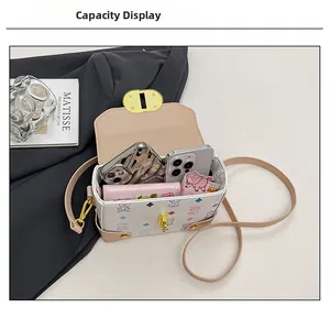 Vista interior que muestra capacidad para dos móviles y billetera larga en el bolso box