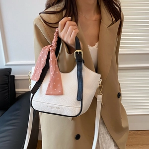 Sac seau en cuir blanc avec foulard à pois et finitions dorées pour femme chic